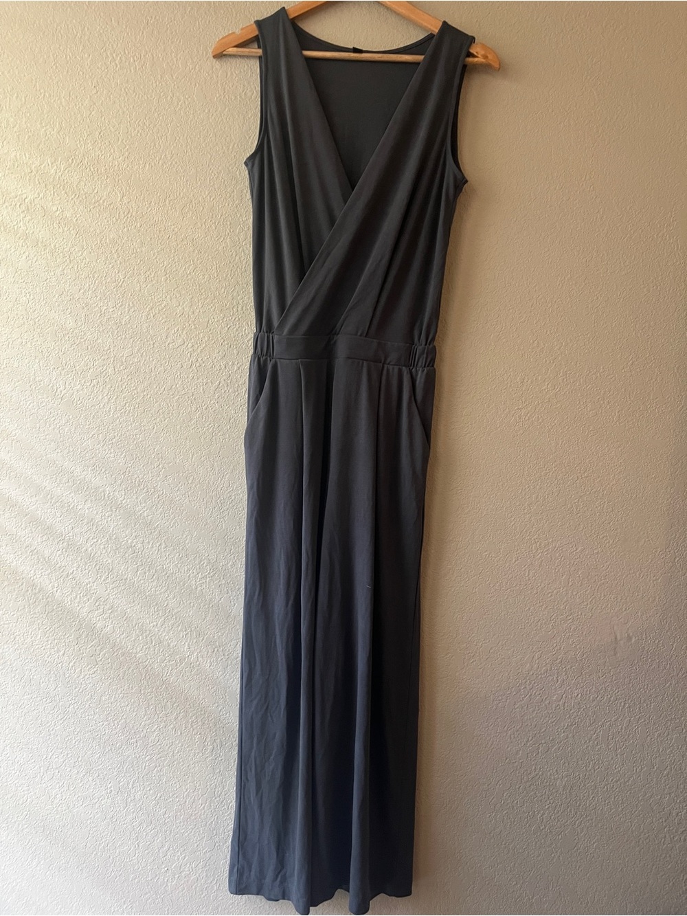 Uniqlo Gray V Neck Sleeveless Casual Jumpsuit Small